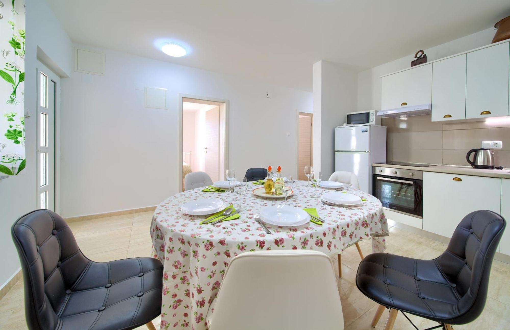 Apartments Rose クルク エクステリア 写真
